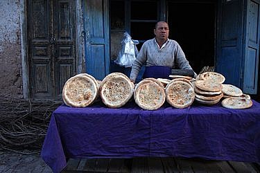 לחם הנאן, בריחו המשכר הוא ארוחת בוקר מסורתית בקשגר שינג'יאנג. צילום: עודד וגנשטיין