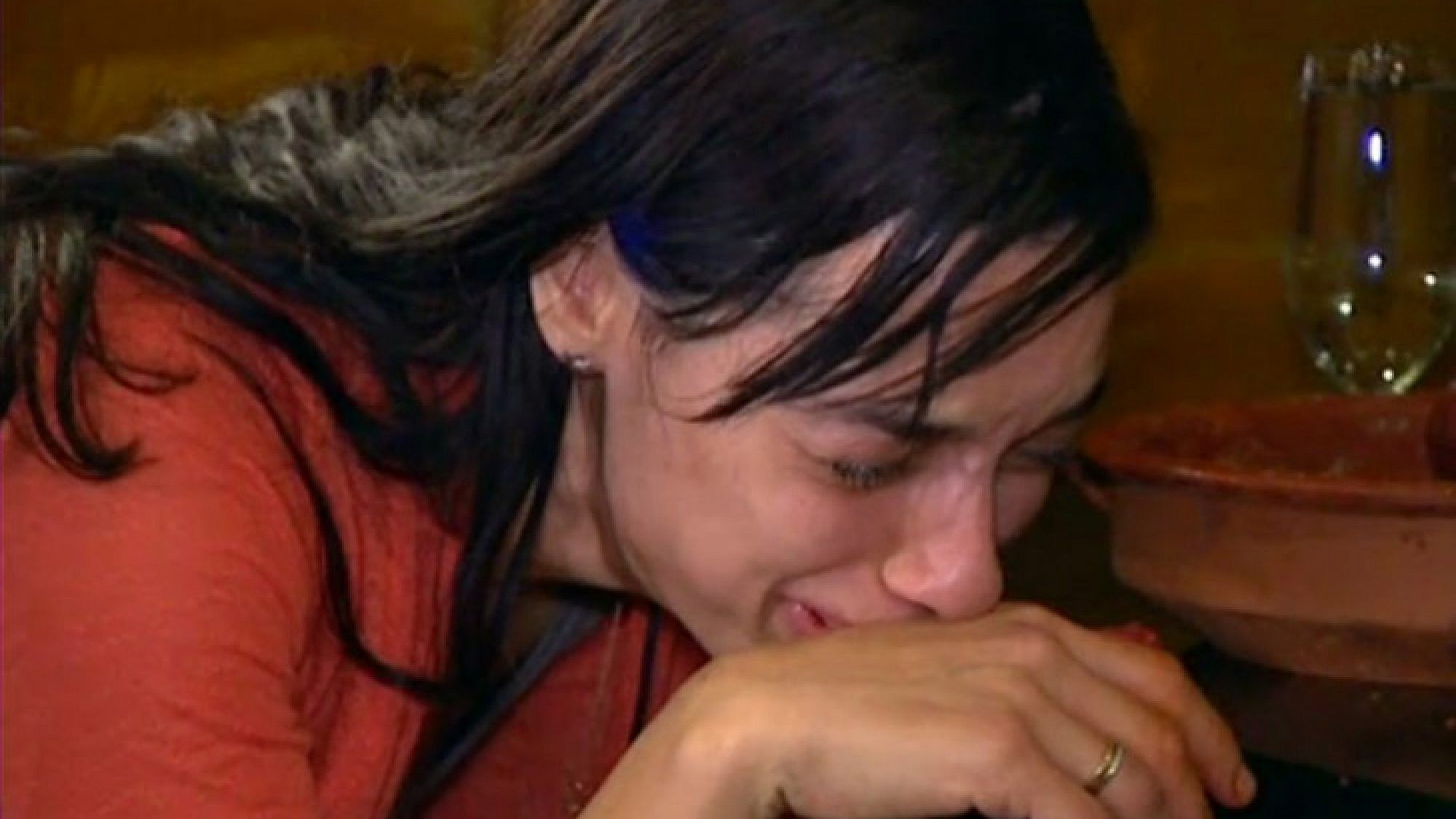 טליה אוכלת בשר ומתייסרת כשחרב ההפקה מונחת על צווארה | צלם: צילום מסך מתוך המירוץ למיליון טליה אוכלת בשר ומתייסרת כשחרב ההפקה מונחת על צווארה | צלם: צילום מסך מתוך המירוץ למיליון