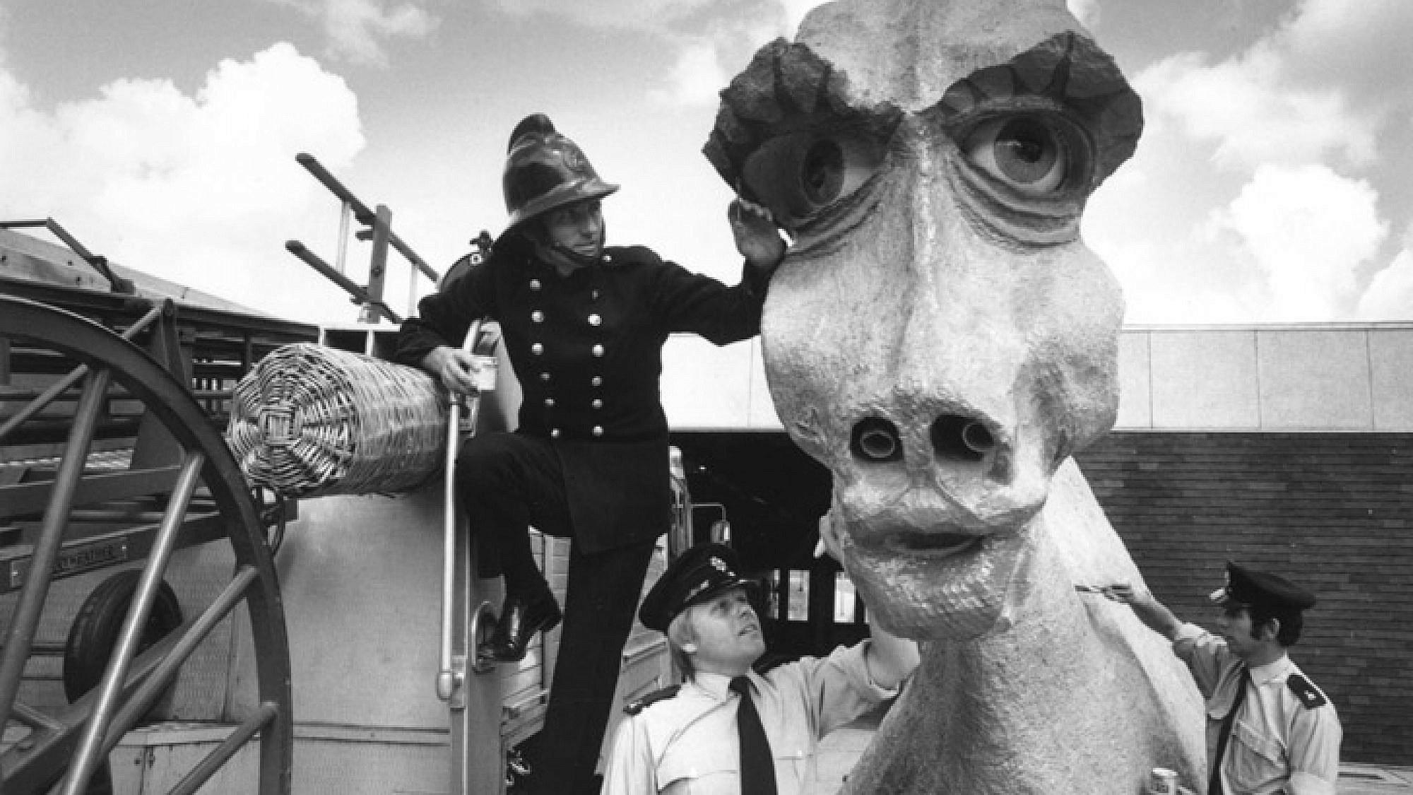 יולי 1975, "סקסי נסי". כבאים מלונדון מבצעים ליטושים אחרונים בגרסה הנשית של המפלצת העשויה חביות נפט ועיסת נייר שכל יעודה הוא  לפתות את המפלצת מהאגם | צלם: אימג'בנק, מראות אימג'