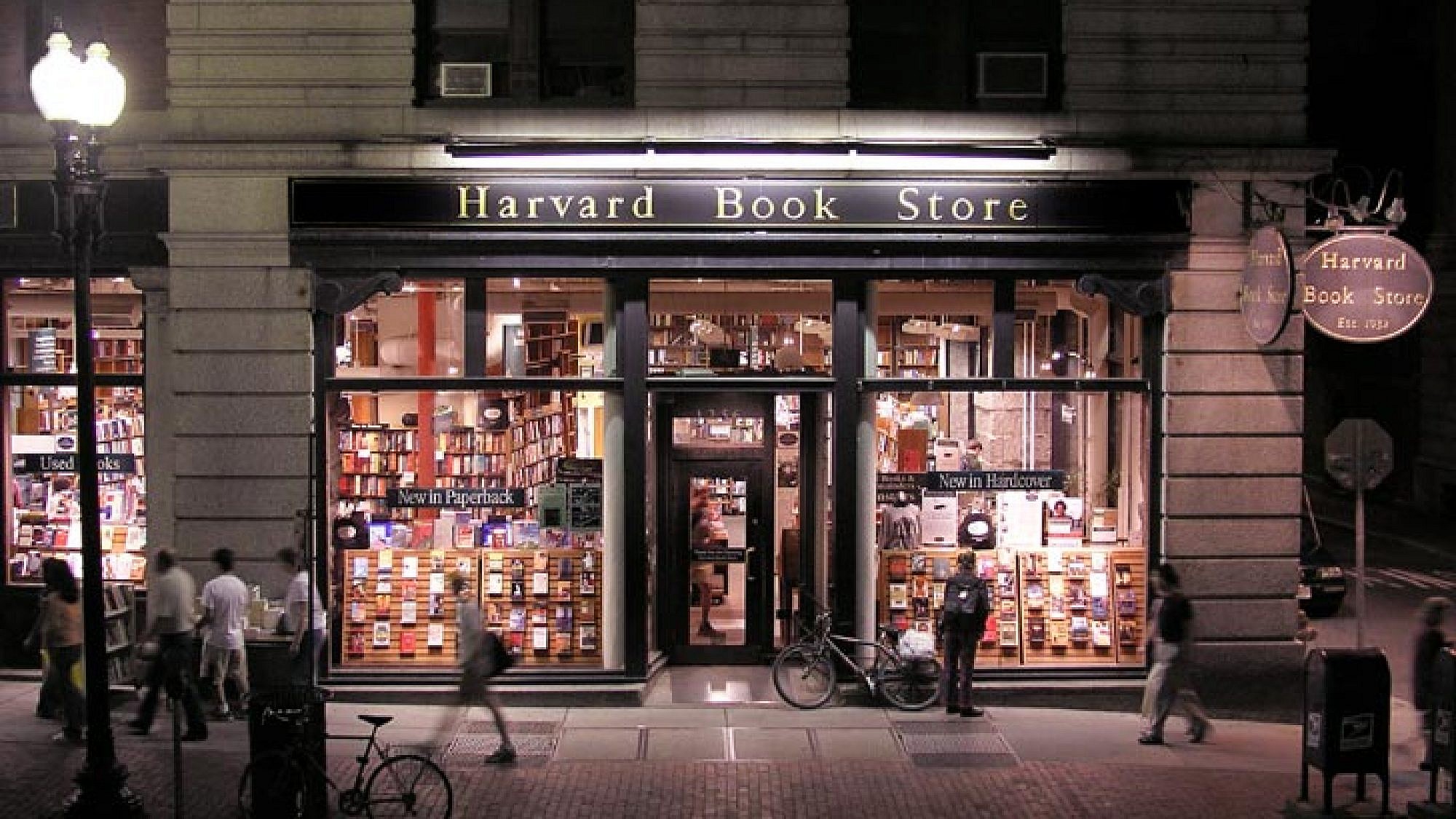 חנות הספרים Harvard Book Store, נמצאת בלבה של אוניברסיטת הרווארד שבקיימברידג' | צלם: Alan Yarborough
