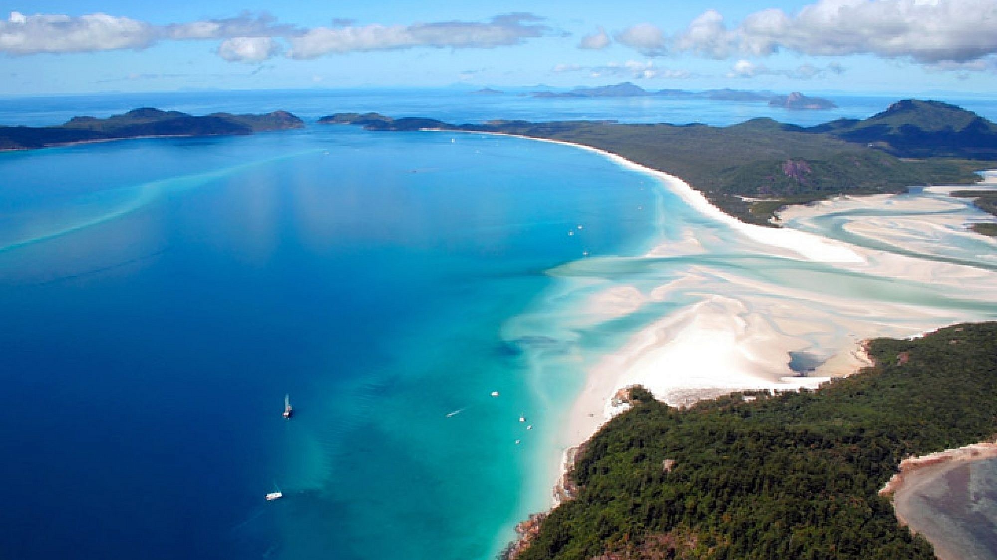 חוף וייטהייבן שבאוסטרליה. רצועת חול צחורה של שבעה קילומטרים נמתחת לאורך האי וייטסנדיי הגובלת במים צלולים להפליא | צלם: א.ס.א.פ קריאייטיב | Deb22 , Shutterstock
