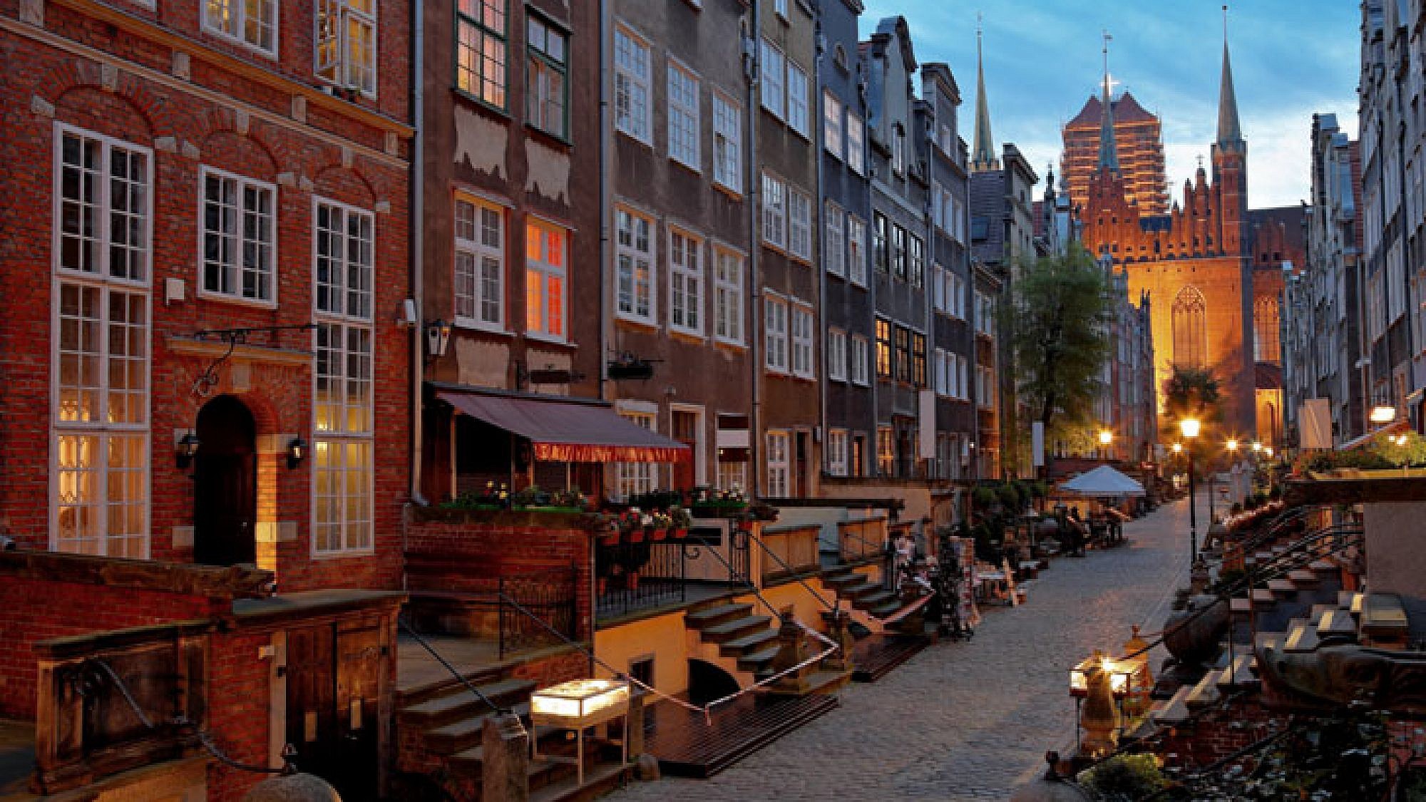 דוכני הזכוכית המוארים ברחוב מריאקה וברקע בזיליקת סנט מארי | צלם: שאטרסטוק, Nightman1965, א.ס.א.פ קריאייטיב דוכני הזכוכית המוארים ברחוב מריאקה וברקע בזיליקת סנט מארי | צלם: שאטרסטוק, Nightman1965, א.ס.א.פ קריאייטיב