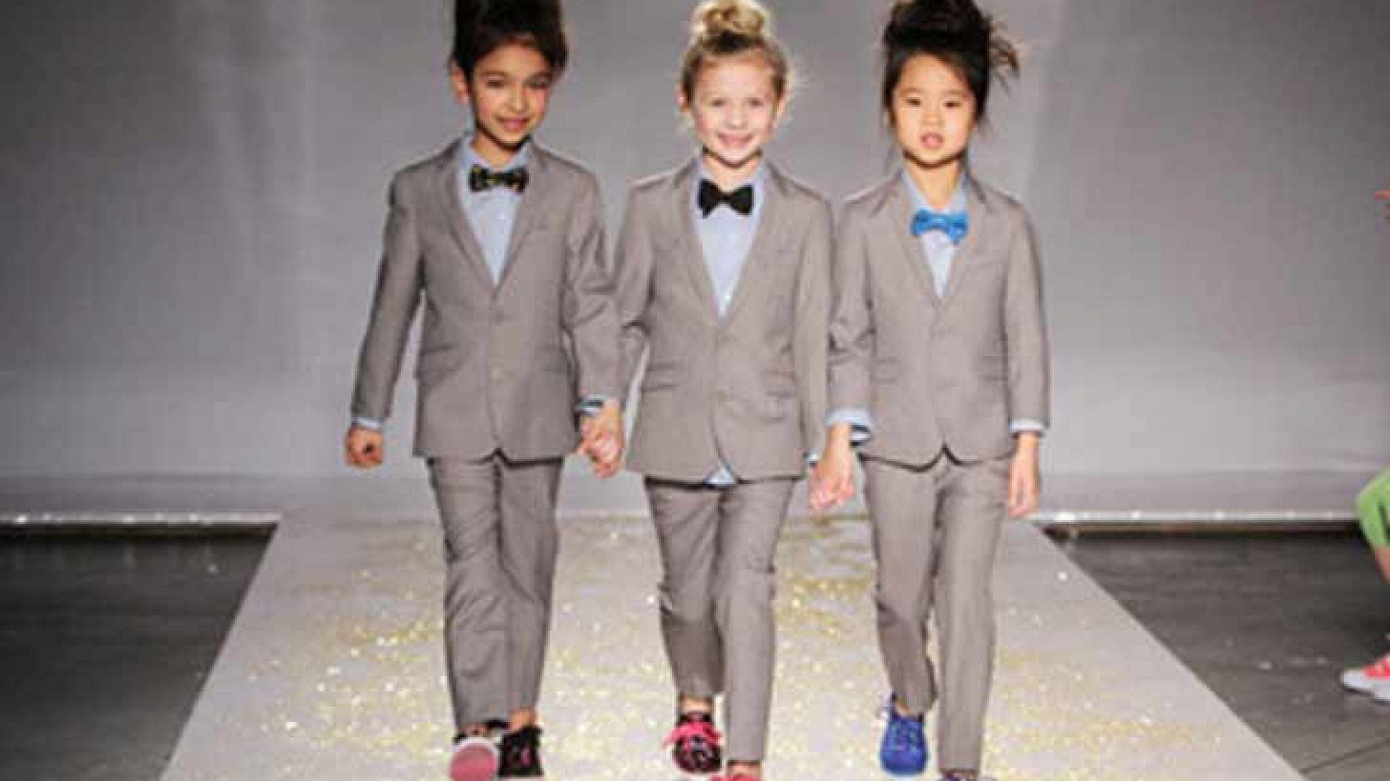 ילדות בחליפות גבריות במהלך תצוגה בניו יורק | צלם: אימג'בנק, מראות אימג'