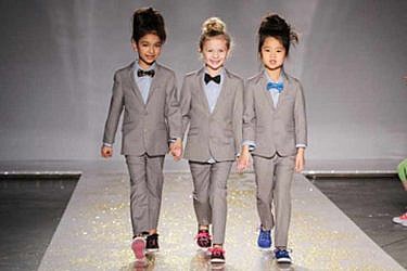 ילדות בחליפות גבריות במהלך תצוגה בניו יורק | צלם: אימג'בנק, מראות אימג'