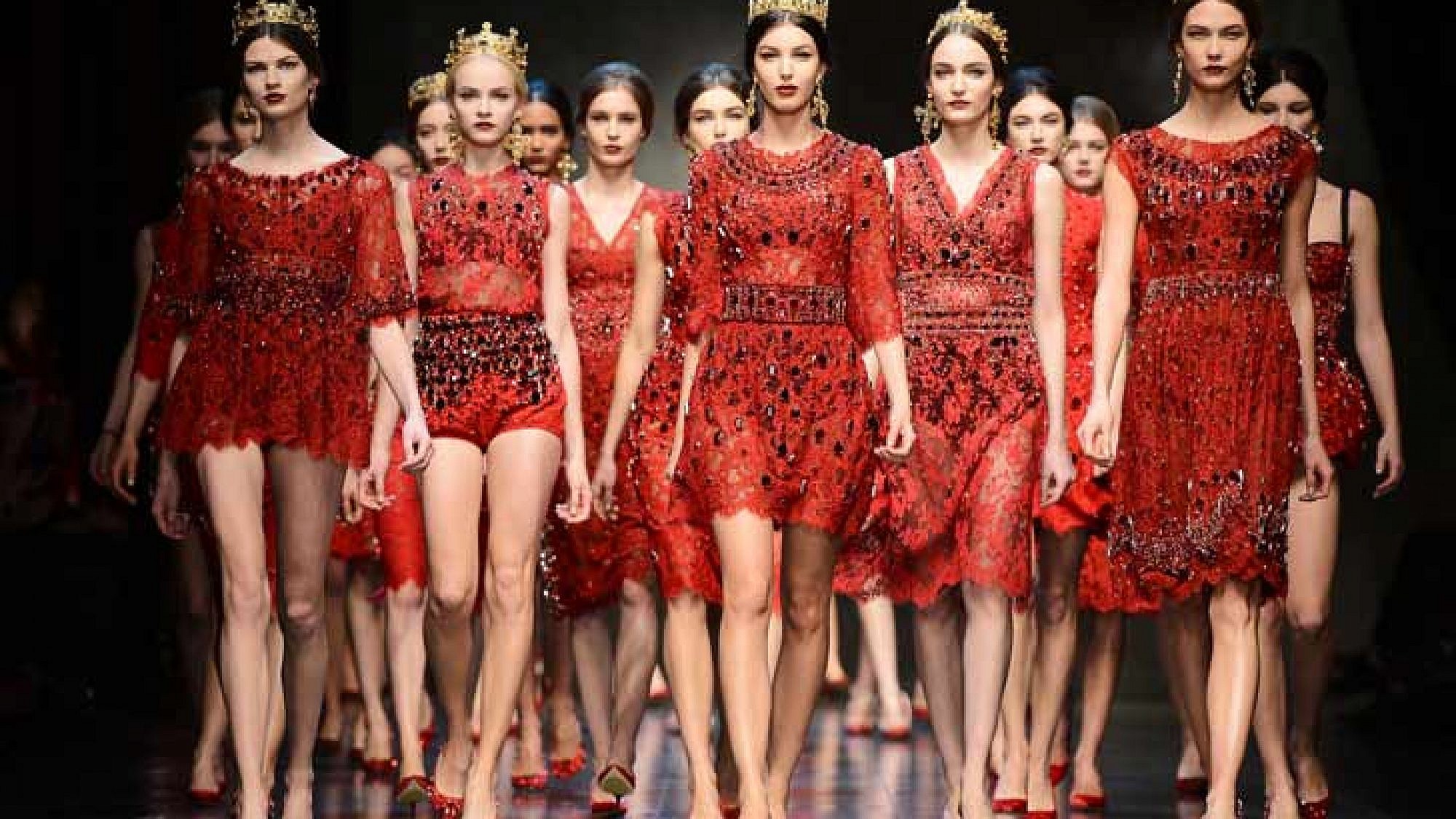 המלכות של הערב. הדוגמניות חותמות את התצוגה של דולצ'ה וגבאנה עם כתרים מזהב לראשן | צלם: אימג'בנק ,מראות אימג' המלכות של הערב. הדוגמניות חותמות את התצוגה של דולצ'ה וגבאנה עם כתרים מזהב לראשן | צלם: אימג'בנק ,מראות אימג'