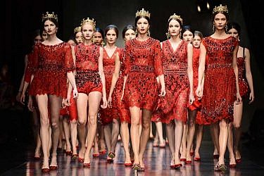 המלכות של הערב. הדוגמניות חותמות את התצוגה של דולצ'ה וגבאנה עם כתרים מזהב לראשן | צלם: אימג'בנק ,מראות אימג'