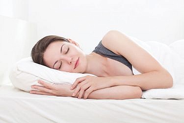 האזנה למוזיקה מרגיעה או עיסוי לפני השינה עשויים לעזור להירדם | צלם: א.ס.א.פ קריאייטיב | Ana Blazic Pavlovic, shutterstock