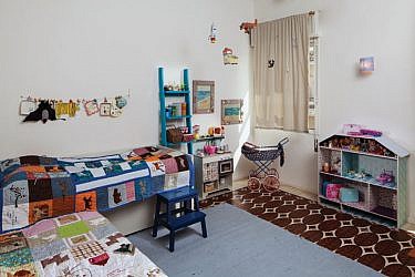 המסדרון הצר והארוך שחיבר בין החדרים נעלם כמעט לחלוטין, שכן המטבח, הסלון והמרפסת שהוכנסה לתוך הבית נמצאים כעת בחלל אחד פתוח ללא מחיצות | צלם: טל ניסים, אסף גאם הכהן