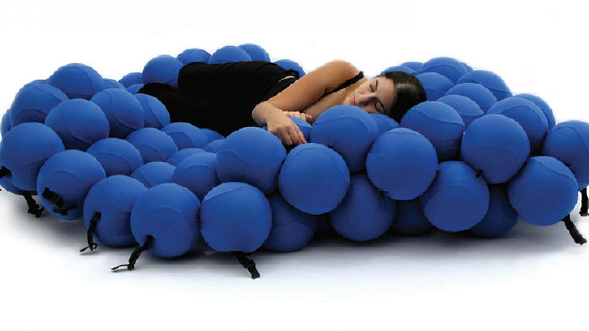 מערכת ישיבה שמשנה את צורתה בהתאם למצבו של הגוף המונח עליה. Animi Causa | צלם: יחסי ציבור