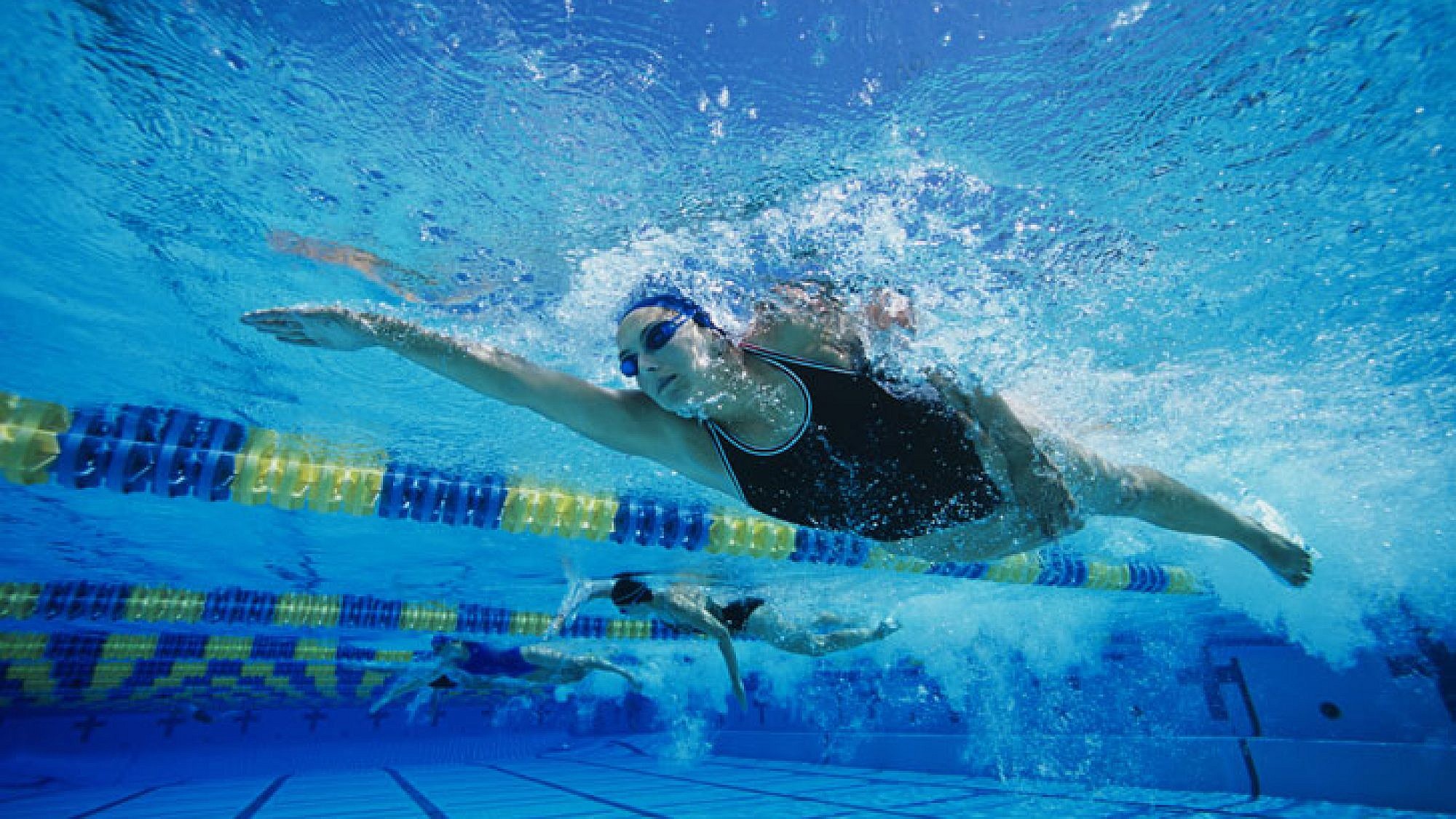 שחייה -  הפעילות הגופנית האולטימטיבית לקיץ | צלם: א.ס.א.פ קריאייטיב | bikeriderlondon, shutterstock