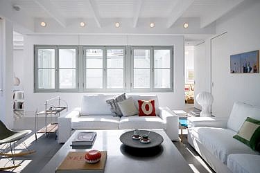 דומיננטיות של הצבע הלבן בבית נותנת רקע לפרטים העיצוביים הצבעוניים | צלם: Vangelis Paterakis