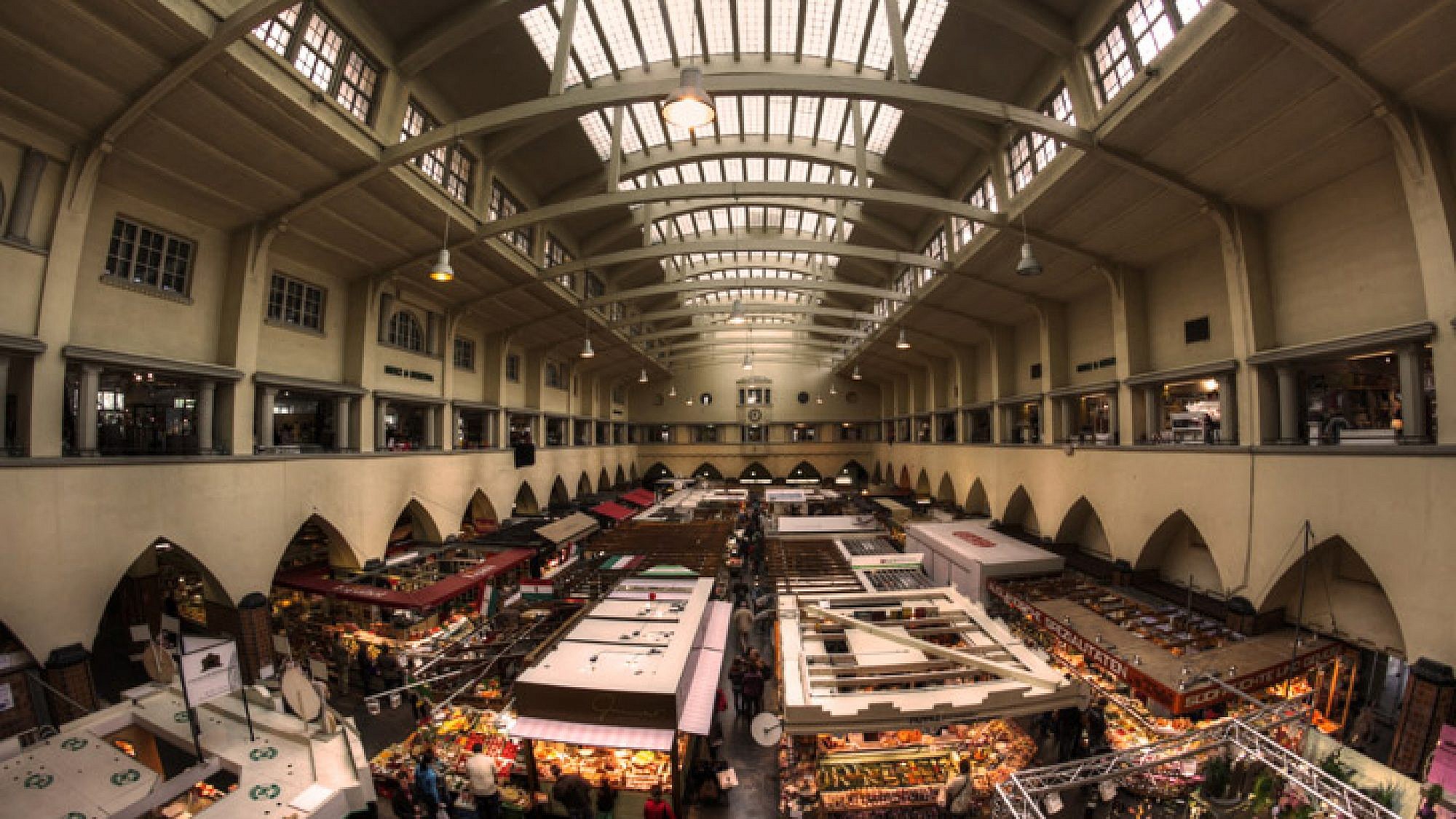 שוק העירוני של שטוטגרט מציע שלל מצרכים, מעדנים ומוצרים מכל העולם, והכל תחת קורת גג אחת | צלם: Rebekka Plies