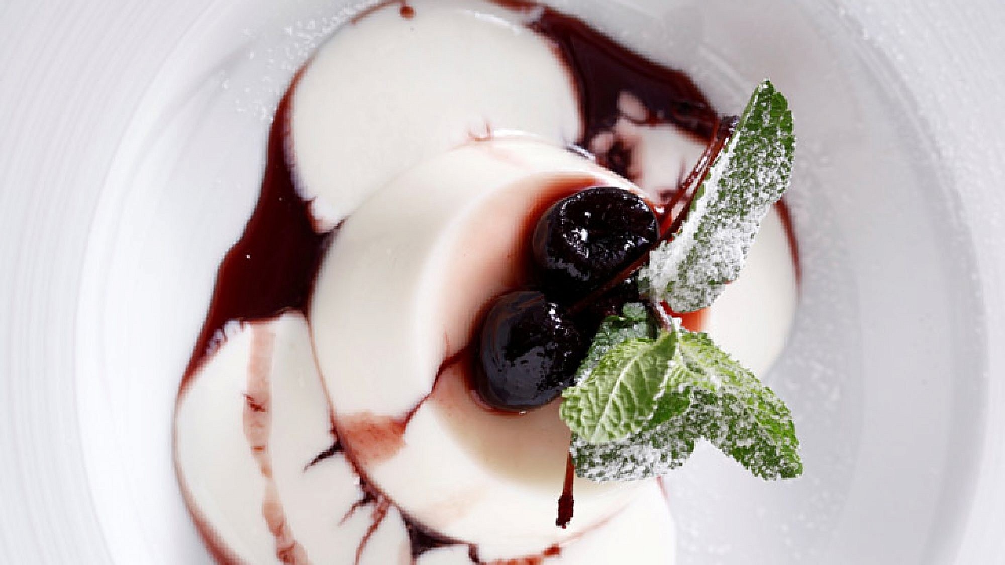 מלבי שקדים וניל עם דובדבני אמרנה | צלם: אפיק גבאי