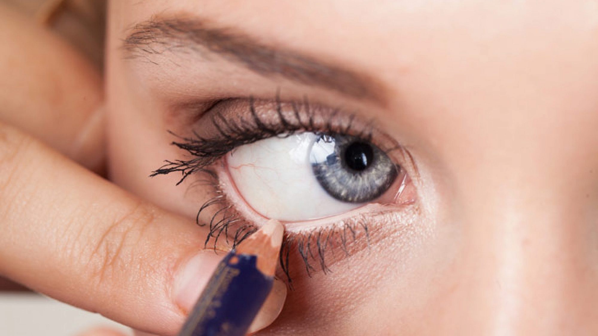איך תגווני את איפור העיניים עם עיפרון לבן? טיפים | צלם: שאטרסטוק/ Shutterstock