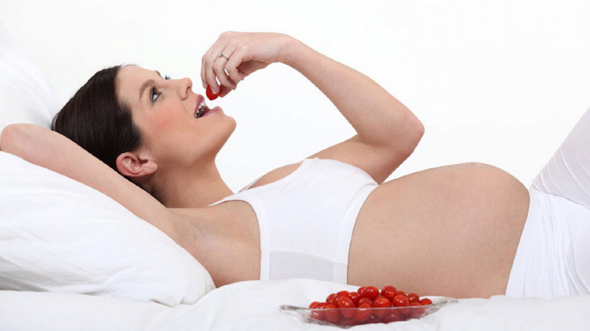 אוכלת בשביל שניים? התזונה המומלצת בהריון | צלם: Fotolia - auremar