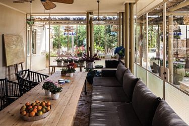 כל החלל המואר נראה כמרפסת מקורה וממוסגר בקרניז היוצר תיחום אלגנטי לחלל | צלם: טל ניסים