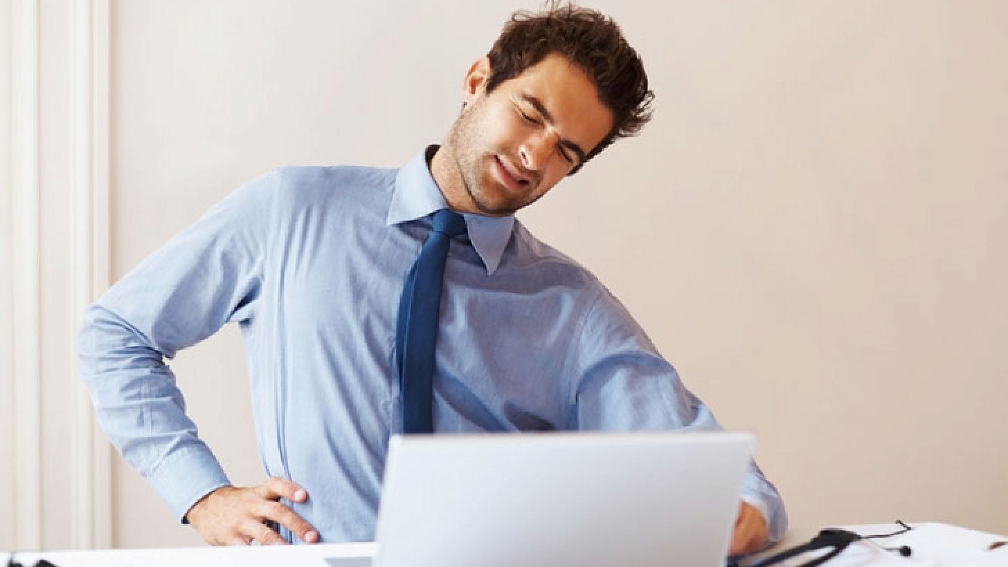 כאבי גב דלקתיים מתאפיינים בהחמרה אחרי תקופות חוסר-תנועה כמו ישיבה ממושכת | צלם: ingimage כאבי גב דלקתיים מתאפיינים בהחמרה אחרי תקופות חוסר-תנועה כמו ישיבה ממושכת | צלם: ingimage