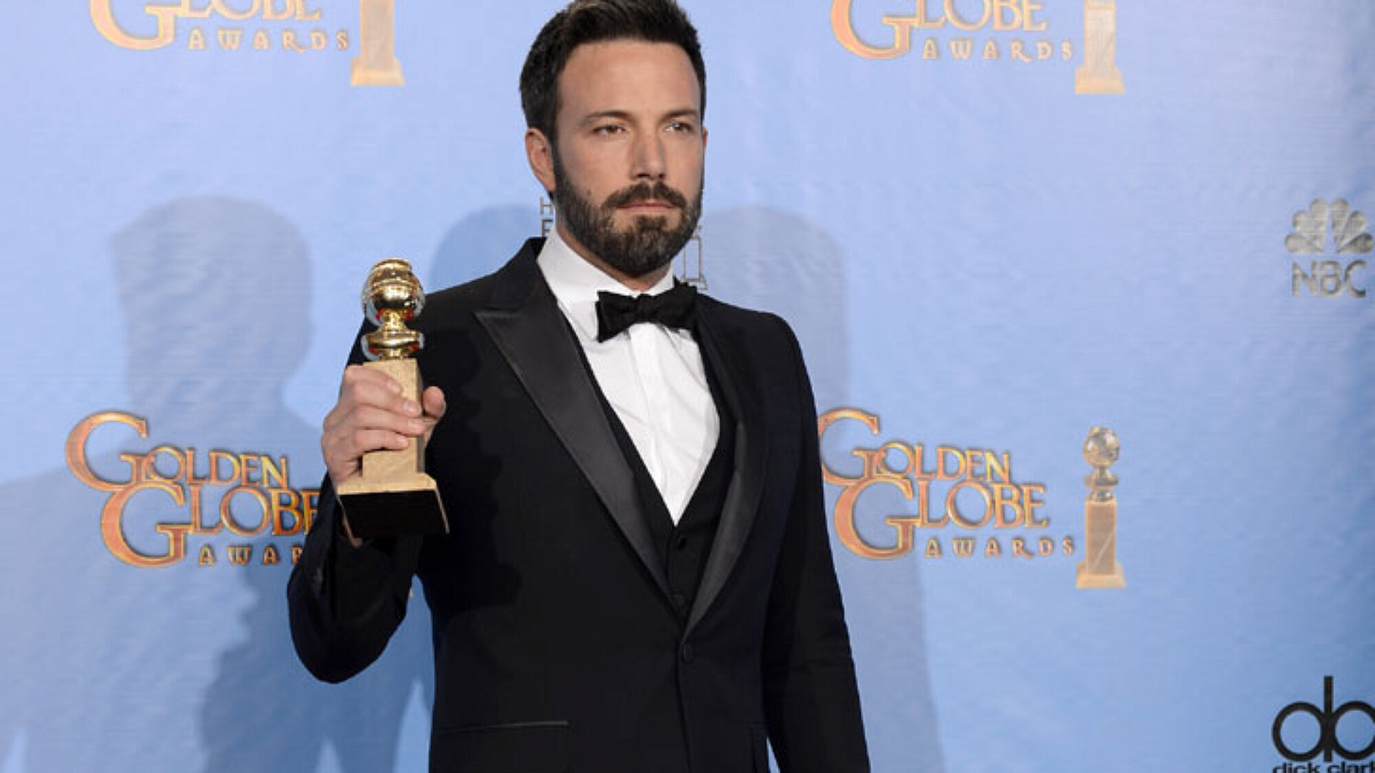 בן אפלק מבסוט בחליפת גוצ'י ופסלון ביד. מתוך גלובוס הזהב | צלם: Gettyimages באדיבות גוצ'י בן אפלק מבסוט בחליפת גוצ'י ופסלון ביד. מתוך גלובוס הזהב | צלם: Gettyimages באדיבות גוצ'י