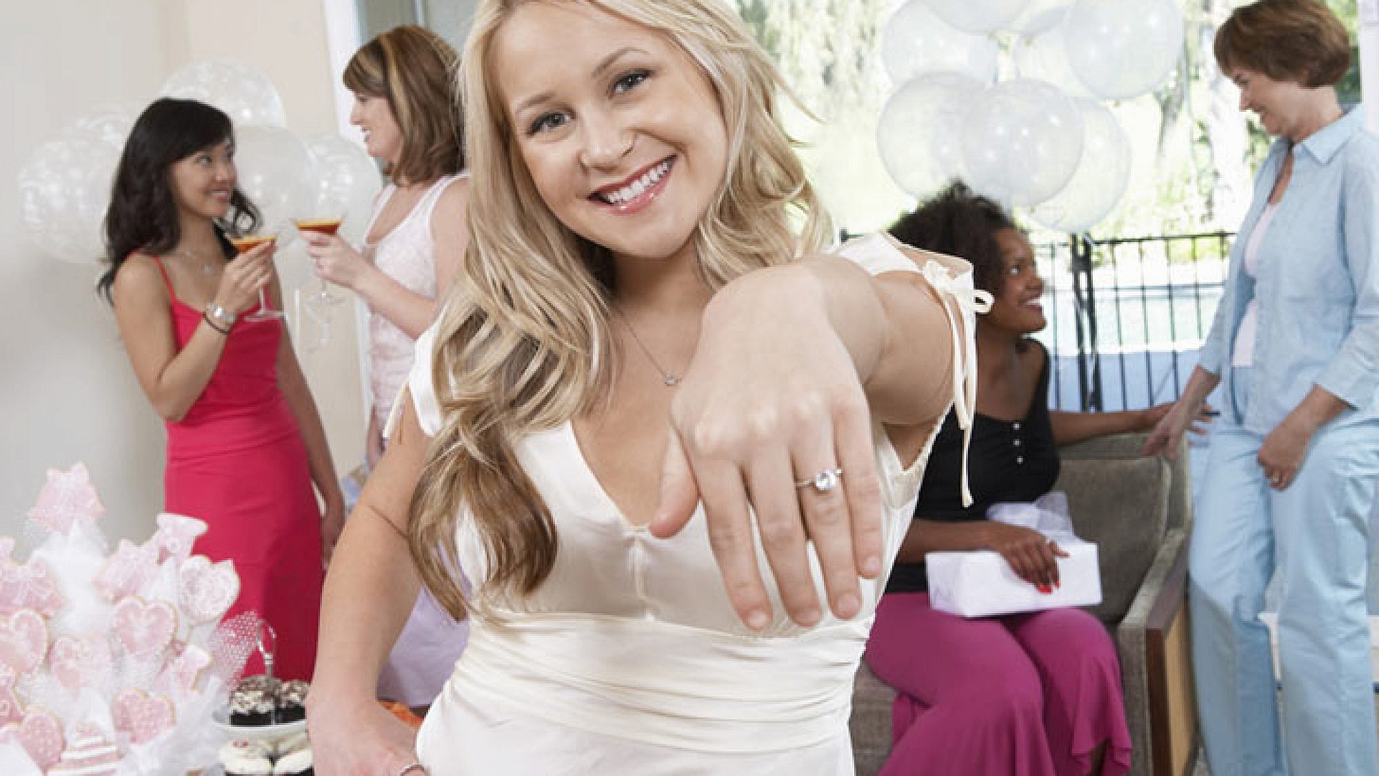 למה לחגוג מסיבת רווקות - את הרי מתחתנת כדי להיפטר מהסטטוס! | צלם: א.ס.א.פ קריאייטיב | bikeriderlondon, Shutterstock