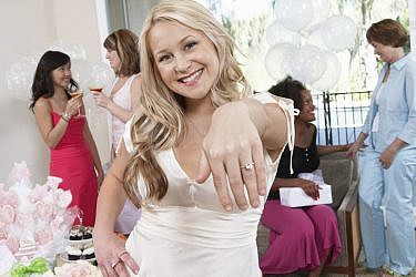 למה לחגוג מסיבת רווקות - את הרי מתחתנת כדי להיפטר מהסטטוס! | צלם: א.ס.א.פ קריאייטיב | bikeriderlondon, Shutterstock