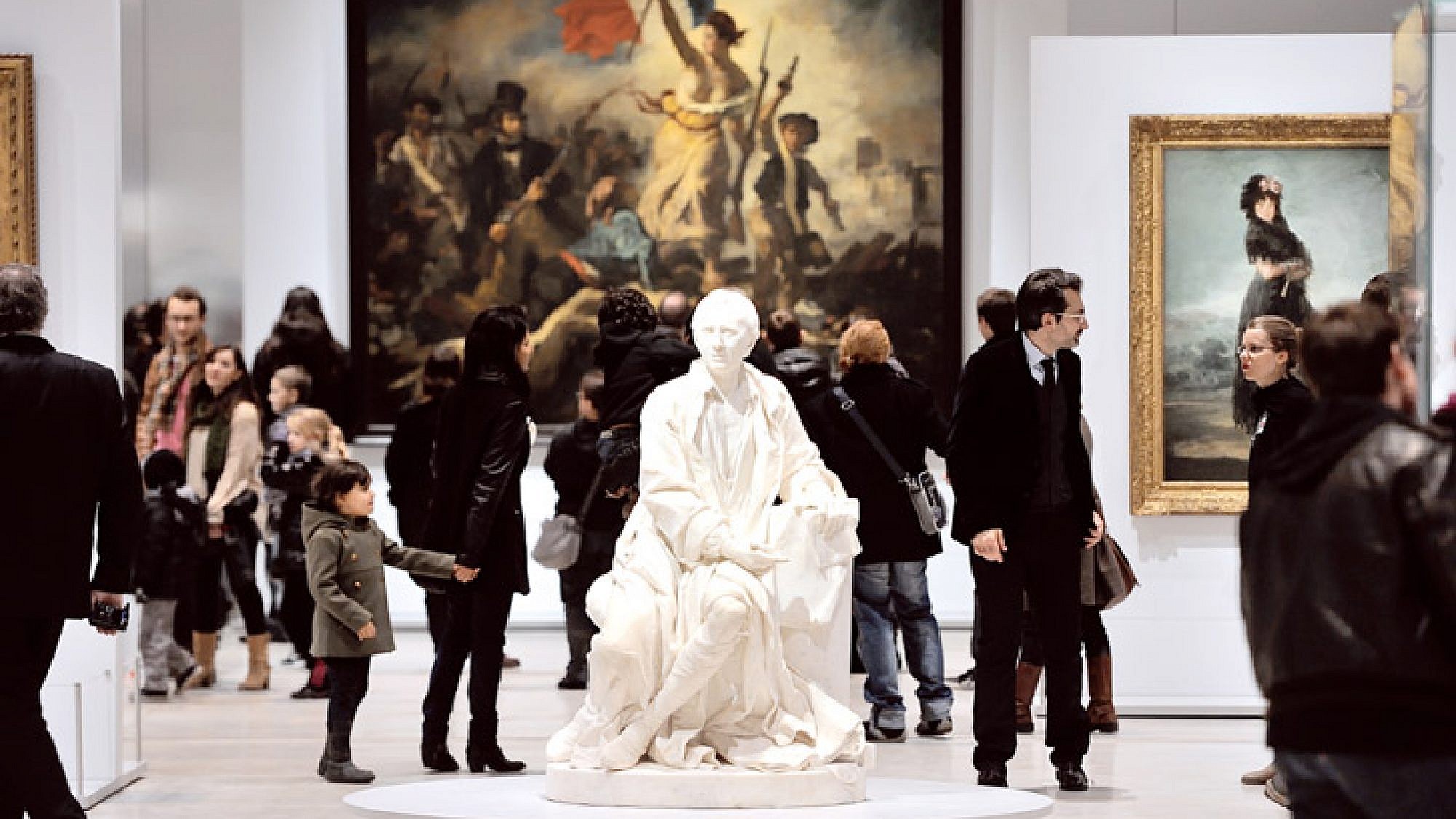 מבקרים במוזיאון לובר-לאנס ביום הראשון לפתיחה. ברקע תלויה "החירות מובילה את העם" של דלקרואה 1830 | צלם: אימג'בנק, מראות אימג' מבקרים במוזיאון לובר-לאנס ביום הראשון לפתיחה. ברקע תלויה "החירות מובילה את העם" של דלקרואה 1830 | צלם: אימג'בנק, מראות אימג'