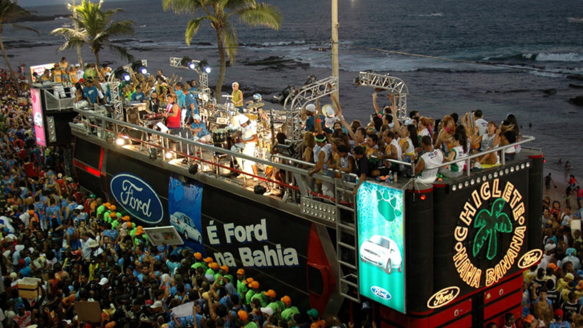 לכל אמן המכבד את עצמו יש משאית עליה הוא מופיע עם להקתו על גג המשאית ומלהיב את ההמונים בקרנבל בסלבדור | צלם: שאטרסטוק לכל אמן המכבד את עצמו יש משאית עליה הוא מופיע עם להקתו על גג המשאית ומלהיב את ההמונים בקרנבל בסלבדור | צלם: שאטרסטוק