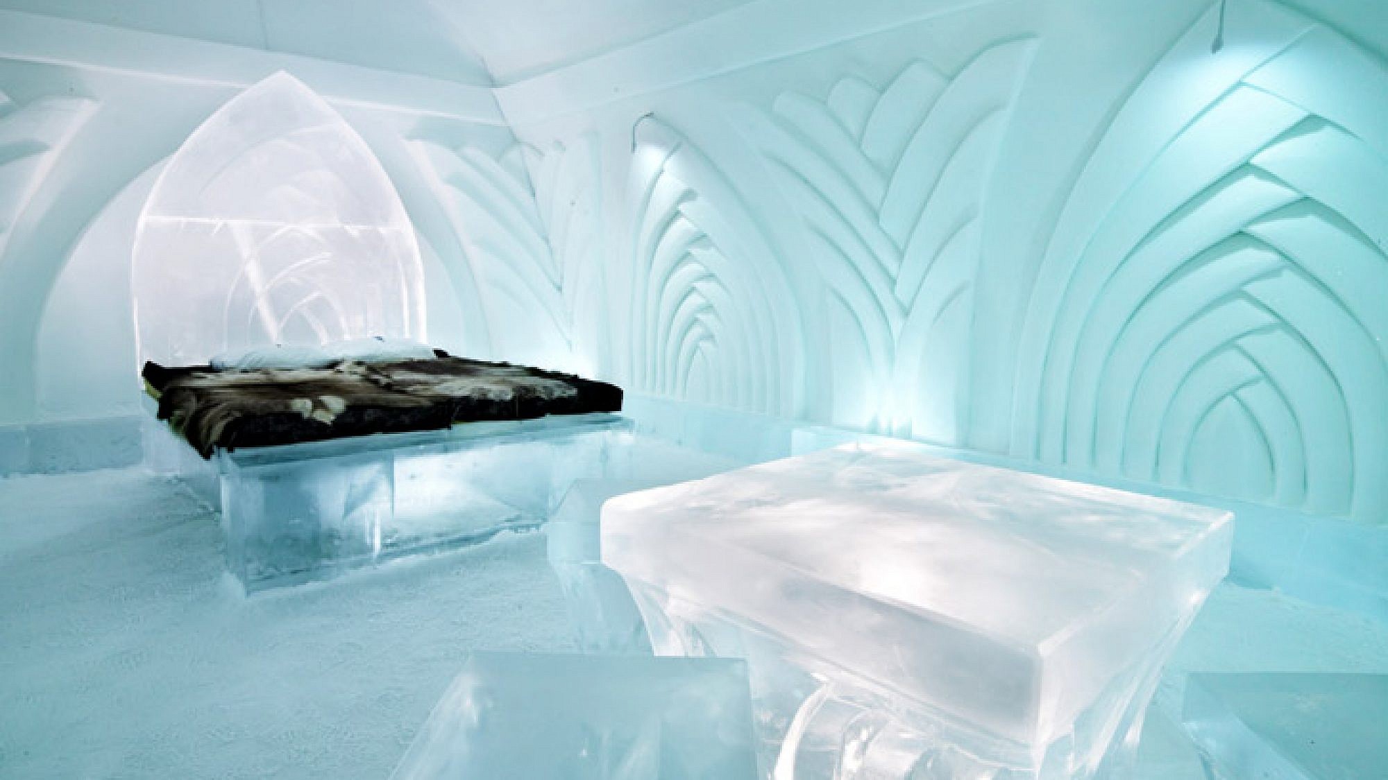 מלון הקרח בשוודיה. לישון על מיטה מלבני קרח ומזרן מרופד בעורות איילים | צלם: Photographer: Leif Milling. Artists: Tomasz Czajkowski & Eryk Marks