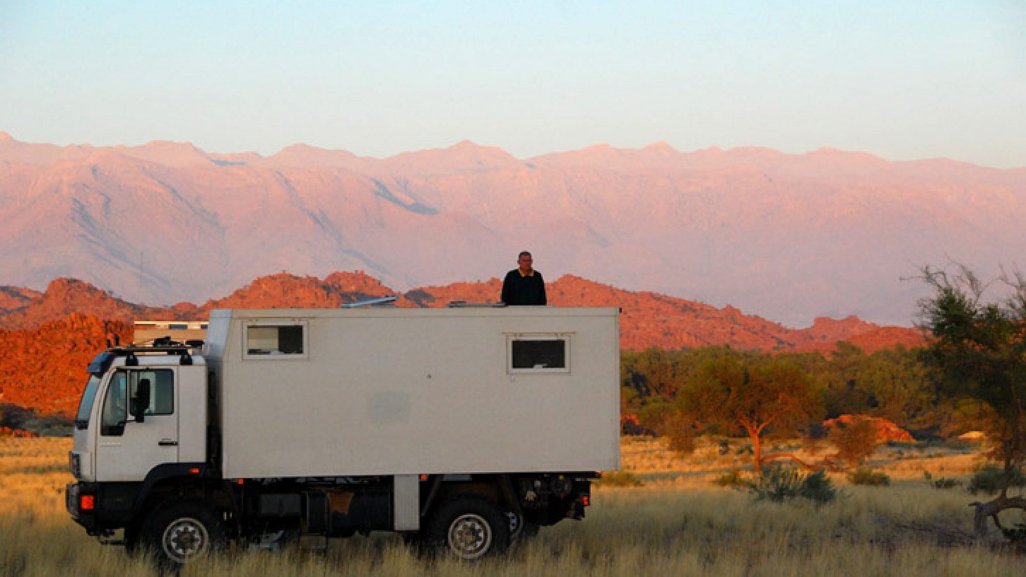 המשאית ששימשה את בני הזוג במהלך מסעם באפריקה לנסיעה וללינה כשברקע מרחבי נמיביה | צלם: אורית קרא