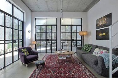 סגנון העיצוב של הבית מזכיר לופט ניו יורקי: אורבני אך חמים, מעודכן ועכשווי אך רגוע ונעים | צלם: הגר דופלט