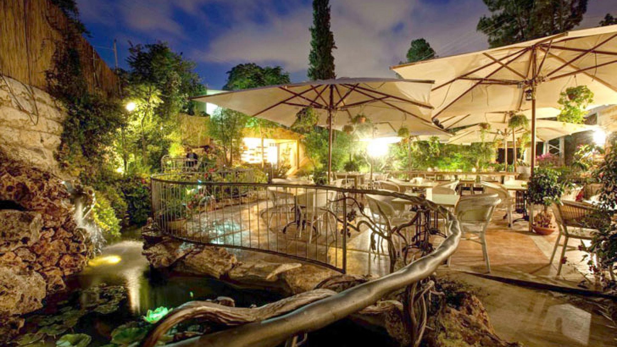 החצר בערב בדרך הגפן | צלם: יחסי ציבור