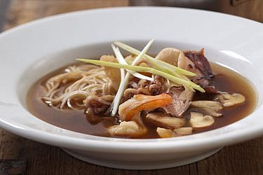 מרק עוף בסגנון תאילנדי | צלם: אנטולי מיכאלו