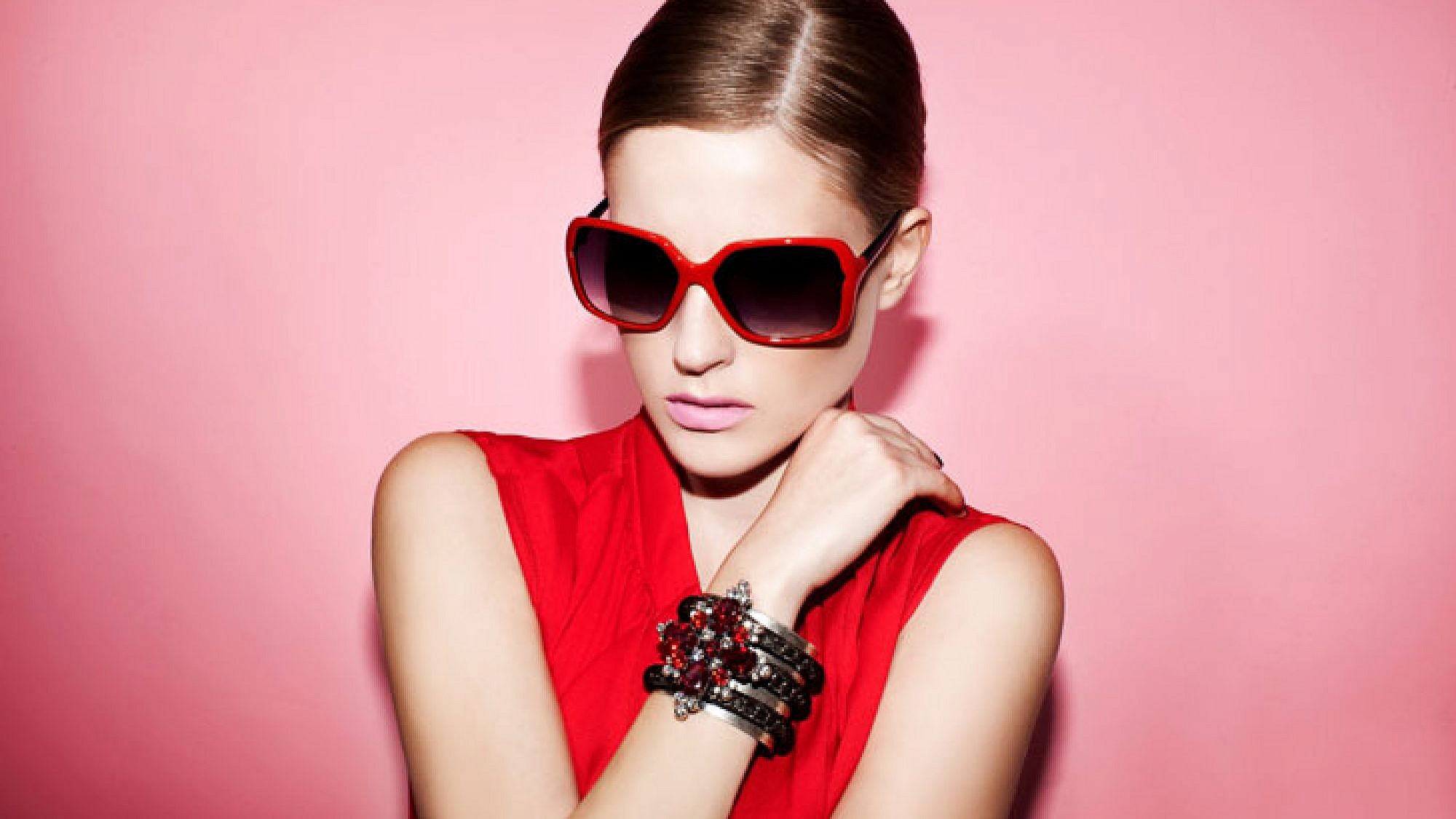 התאמה בין צבע המשקפיים לגוון העור | צלם: אלכס ליפקין