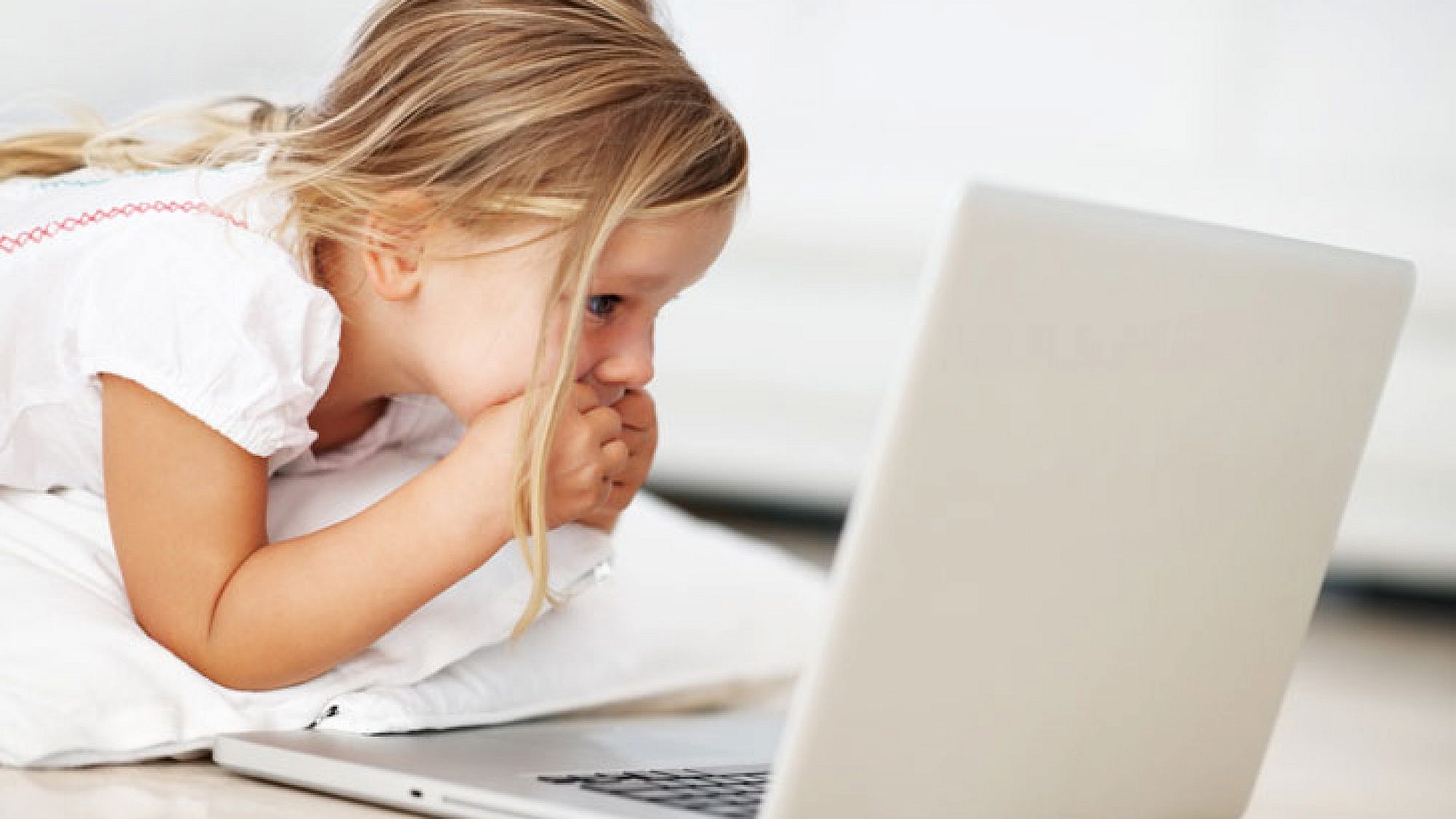 הדרכה לשמירה על כללי בטיחות בגלישה באינטרנט ופיתוח חוש אחריות יסייעו לילד להבין את הבעייתיות הרבה יותר מאשר הפחדה | צלם: shutterstock הדרכה לשמירה על כללי בטיחות בגלישה באינטרנט ופיתוח חוש אחריות יסייעו לילד להבין את הבעייתיות הרבה יותר מאשר הפחדה | צלם: shutterstock