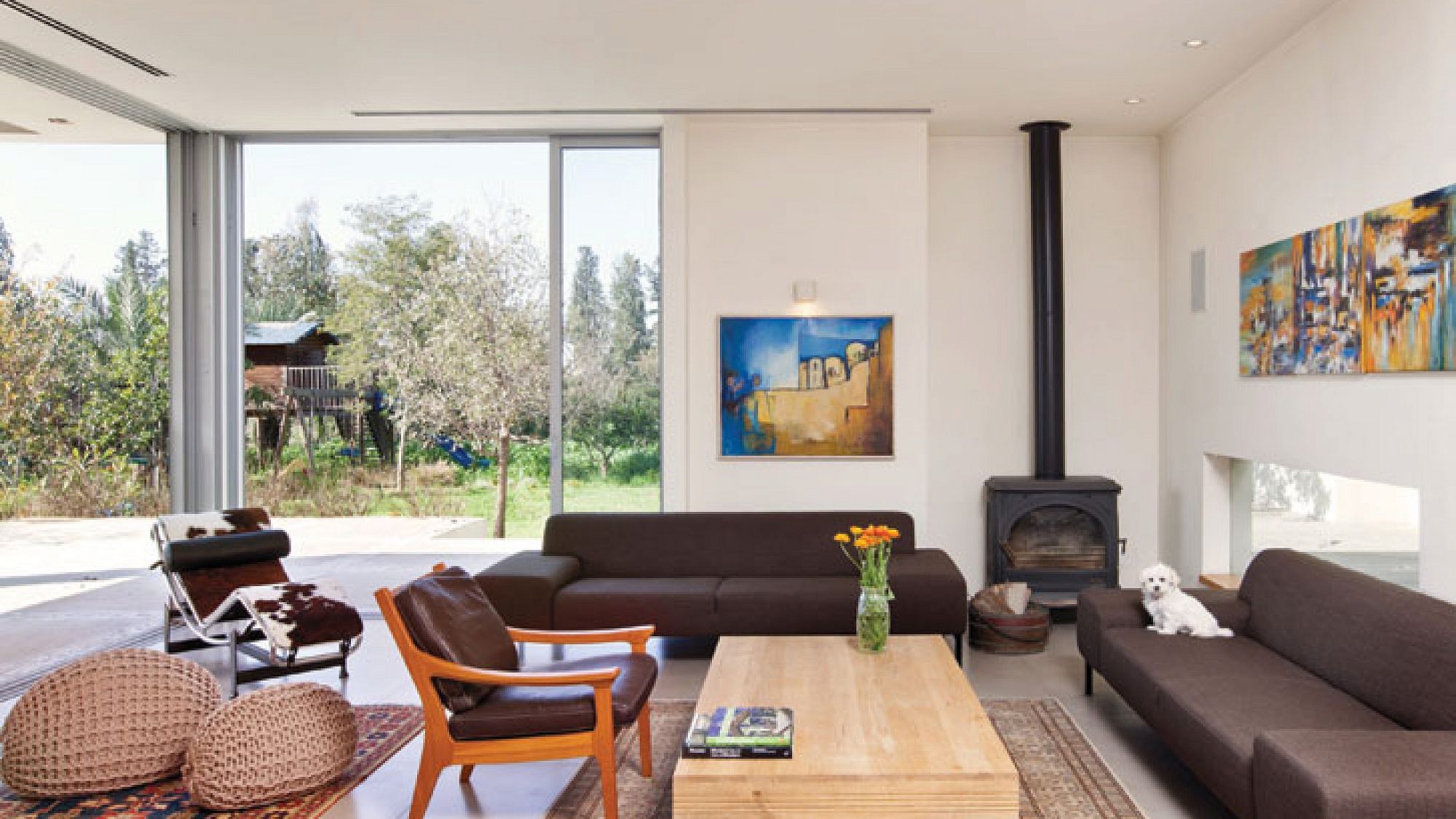 דלתות זכוכית גדולות מחברות את הסלון לפינת אירוח חיצונית | צלם: בועז לביא