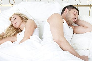 שינה גב אל גב יכולה לעיד שאתם מרגישים בטוחים האחד עם השנייה | צלם: א.ס.א.פ קריאייטיב | Edw, Shutterstock