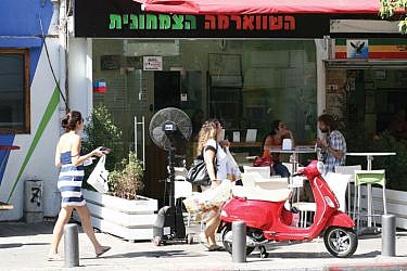 שווארמה צמחונית בפיתה בתל אביב ובבאר שבע | צלם: שרון חכים