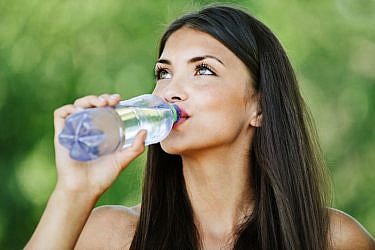 מומלץ לשתות מים, שיכולים להוריד את מפלס הרעב | צלם: ingimage