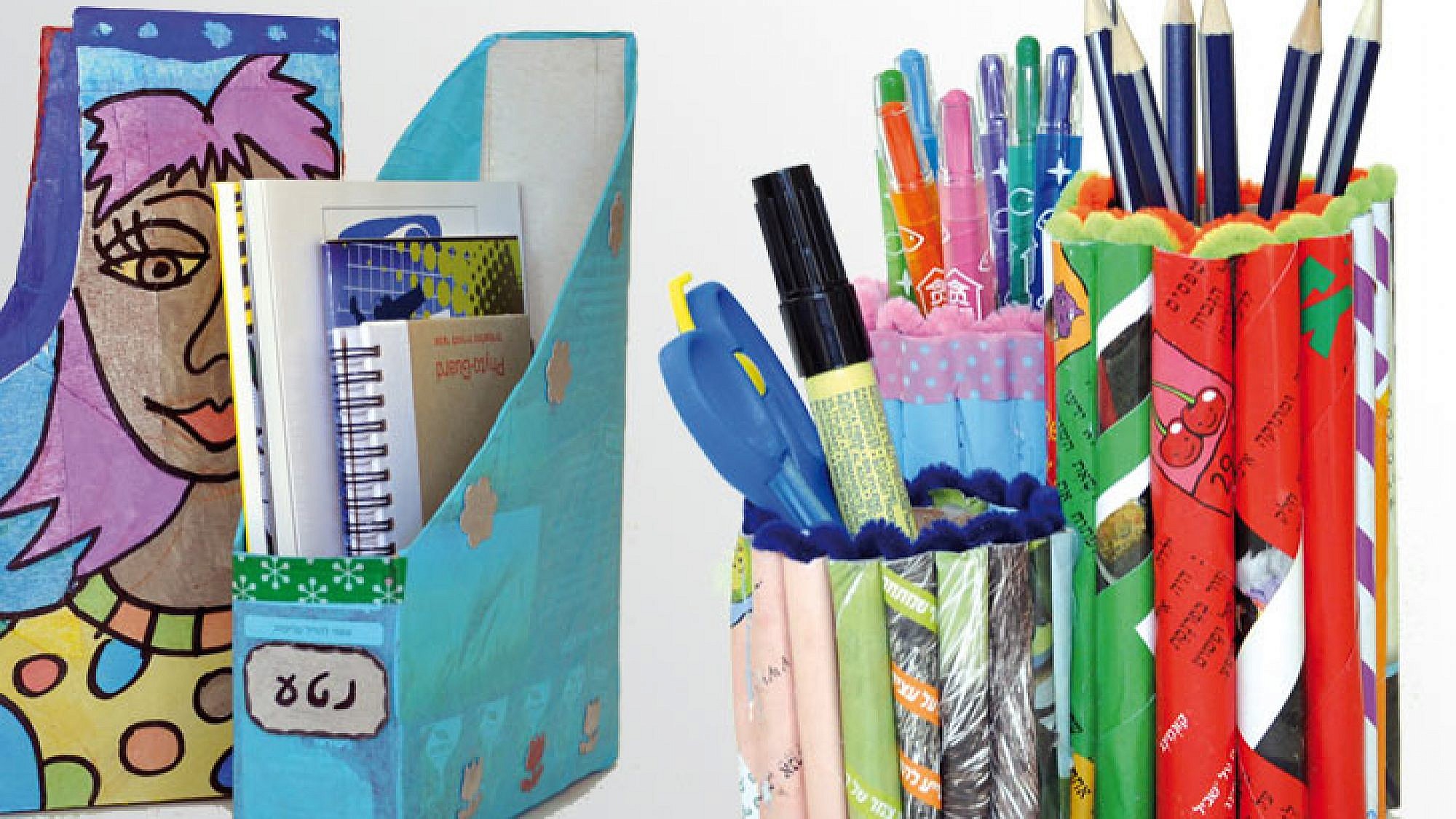 מימין: מעמד לכלי כתיבה ומעמד למחברות | צלם: דרור חצרוני