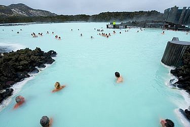 הלגונה הכחולה באיסלנד. יותר מ-600 מעיינות חמים בתוך טבע קפוא. צילום: שאטרסטוק