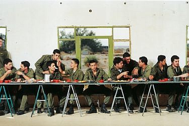 עדי נס. "ללא כותרת" (הסעודה האחרונה), 1999, תצלום צבע, 100X130 ס"מ. באדיבות גלריה זומר, תל אביב