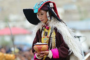 אחת ממשתתפות הפסטיבל בתלבושת מסורתית. צילום: שאטרסטוק