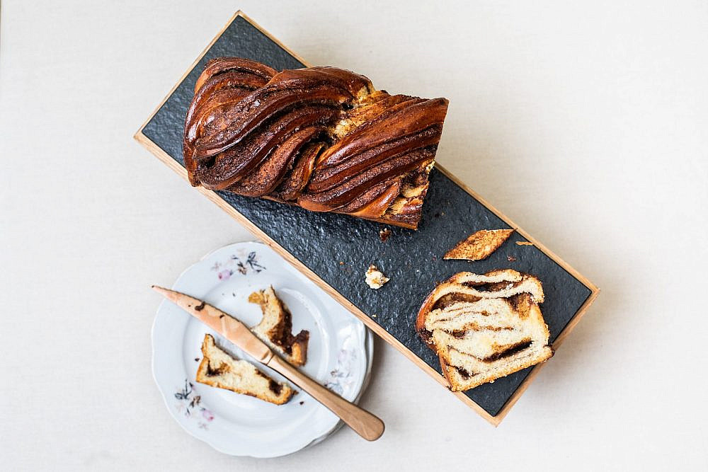 עוגת שמרים קינמון של שף-קונדיטורית גילי מילר | צילום: מיקה גורוביץ