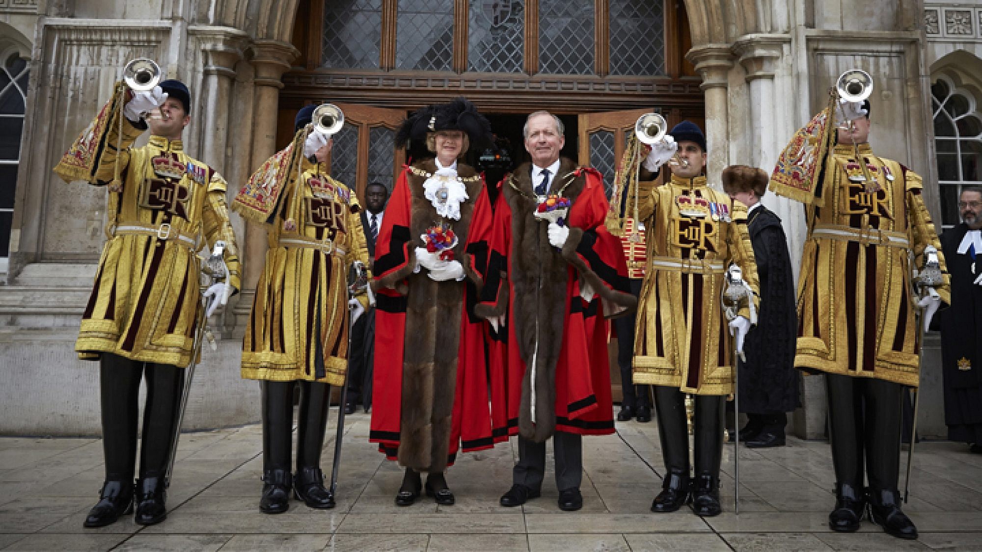 פיונה וולף, הלורד ראש העיר הנוכחית, לצד אלן יארו לורד ראש העיר החדש לשנים 2015-2014. צילום: באדיבות www.lordmayorsshow.org