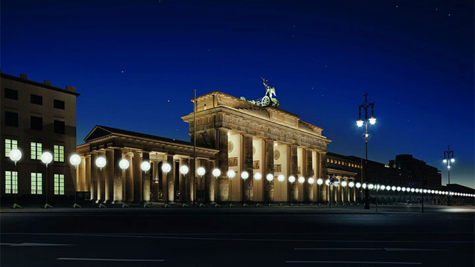 8,000 בלונים לבנים, שנראו כעמודי תאורה, פוזרו לאורך הנתיב של חומת ברלין. צילום: Daniel Bueche