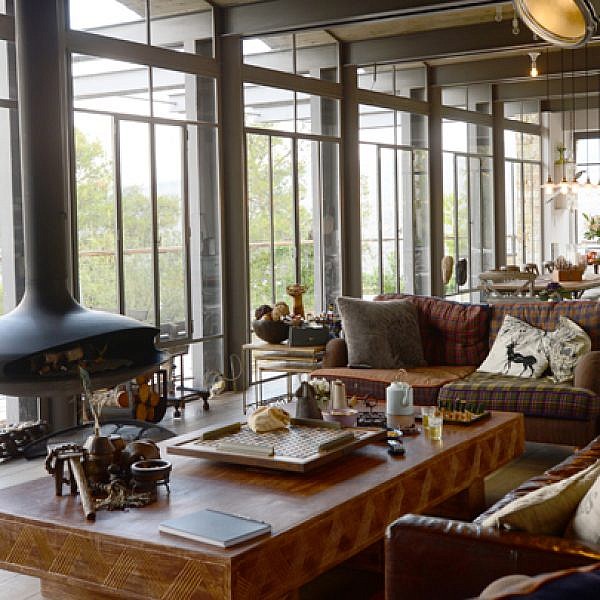 צילום: נעה תומרקין | פינת הישיבה בחלל האירוח המרכזי סובבת סביב האח שהוזמנה במיוחד מבלגיה כמתנת יום הולדת לבעלת הבית
