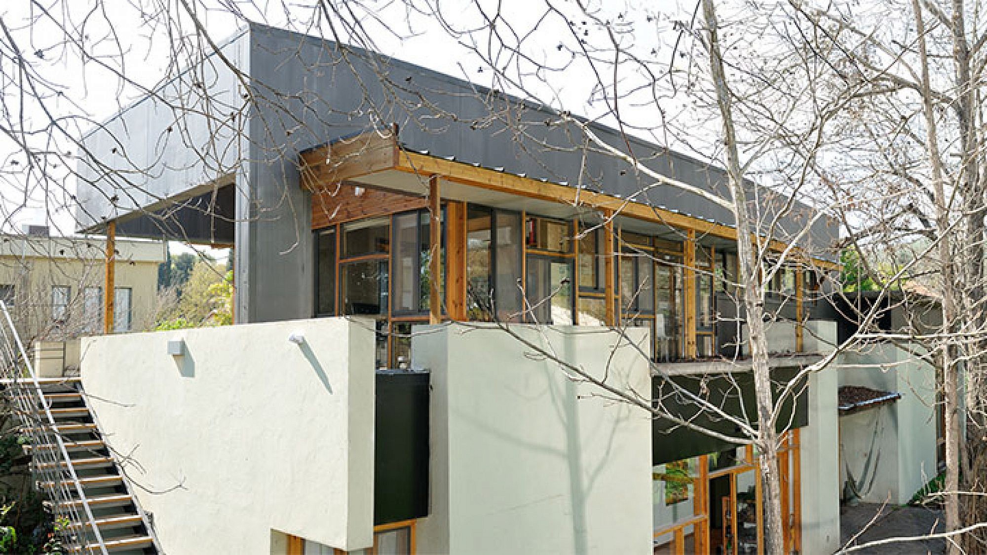 משרד כאן אדריכלים ביקנעם המושבה שהוקם על גג ביתו הפרטי של גולדשטיין. צילום: יגאל פרדו