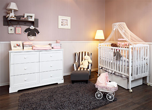 ורוד מעושן ואפור כהה בעיצוב חדר לתינוקת. מאדרלנד צילום: עוזי פורת