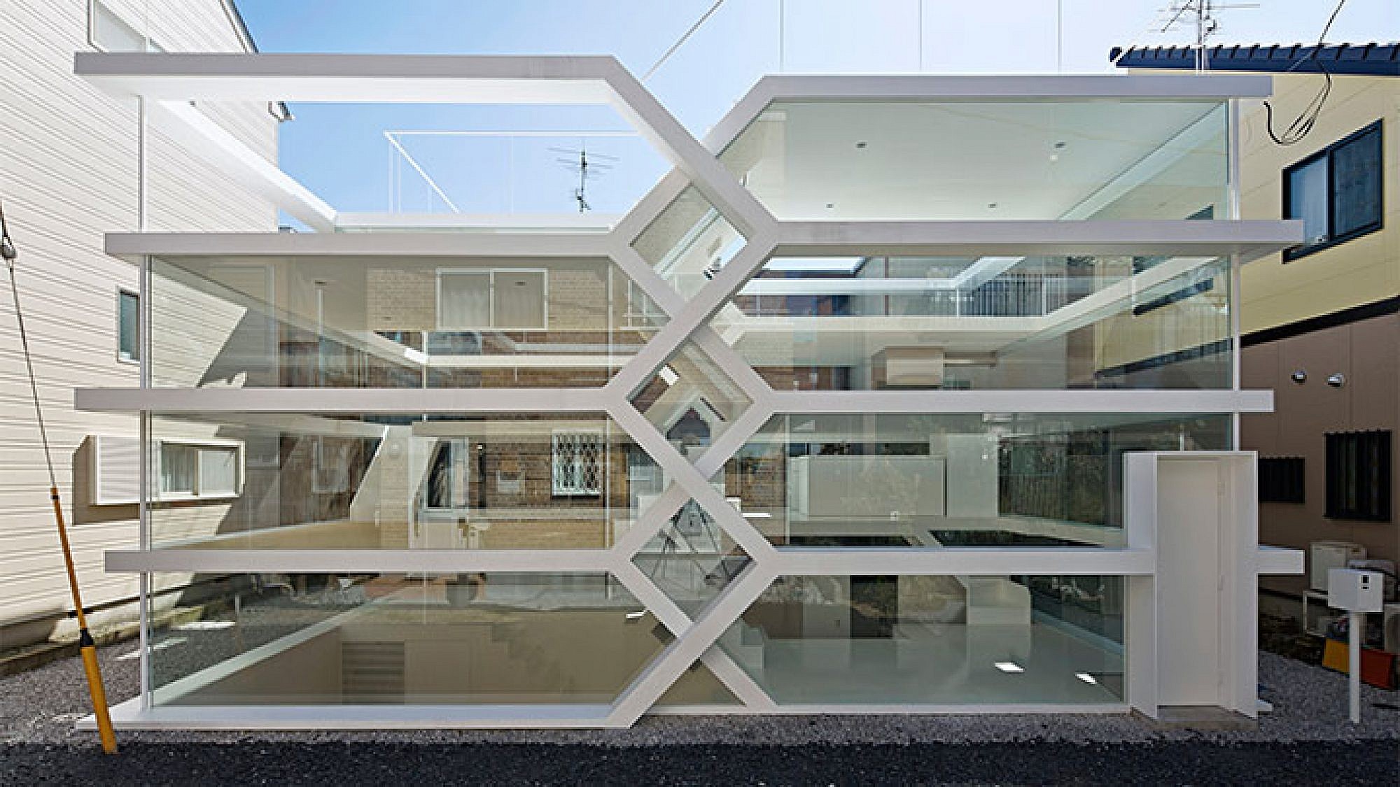 חלונות עצומים המשמשים כקירות | צילום: Koichi Torimura