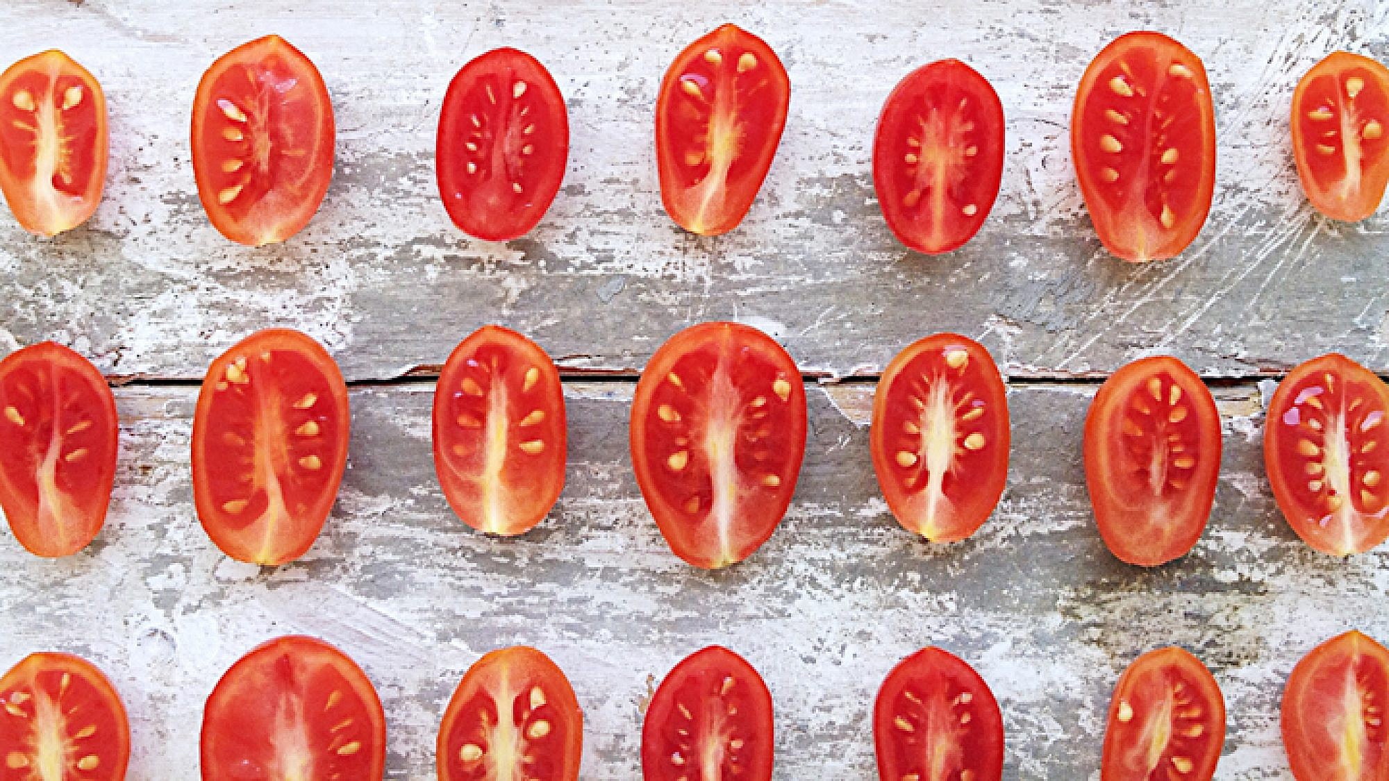 כל בישול מתחיל בעגבניות שרי צלויות | צילום מתוך האינסטגרם של רותי רוסו @ruthlessrousso