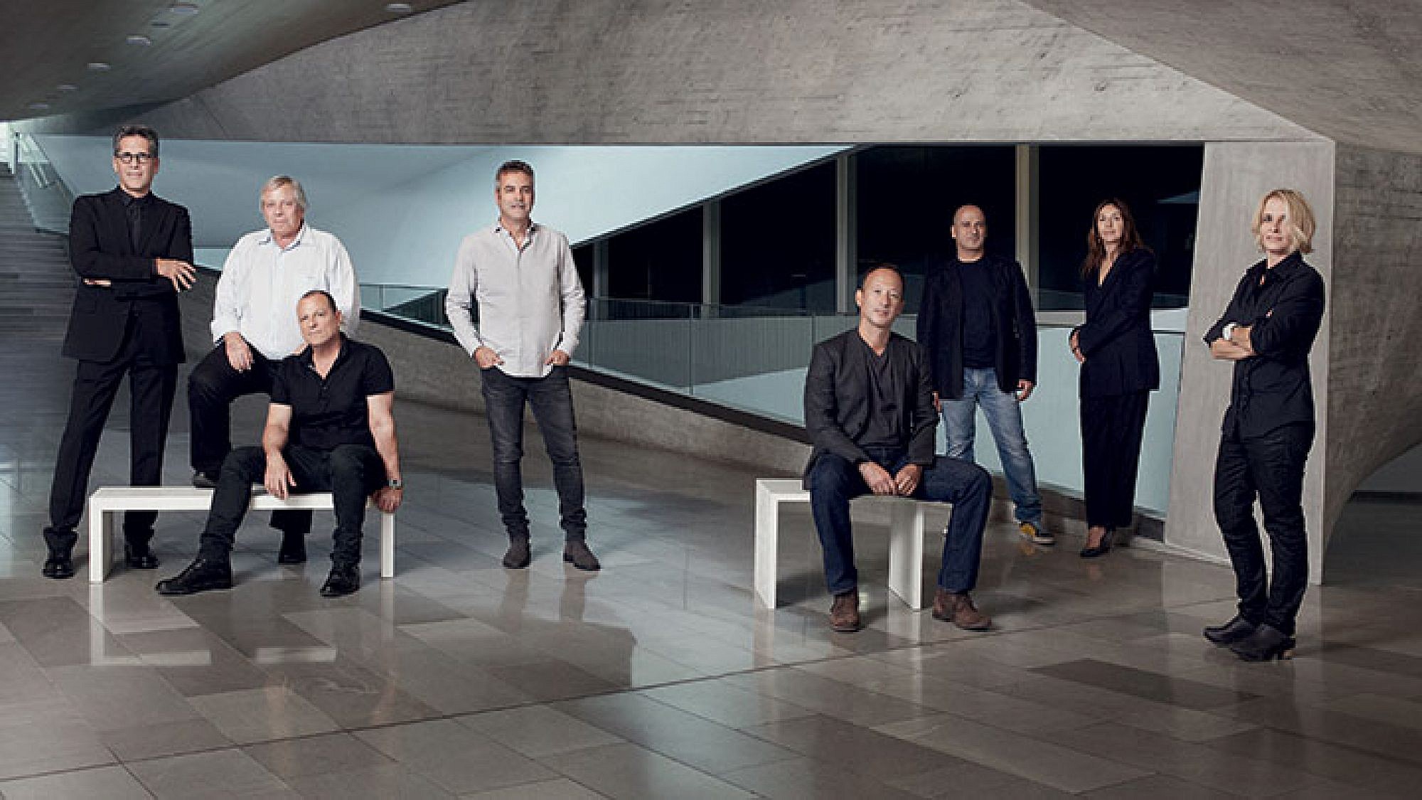 נבחרת האדריכלים על רקע מוזיאון תל אביב | צילום: Jan Lehner